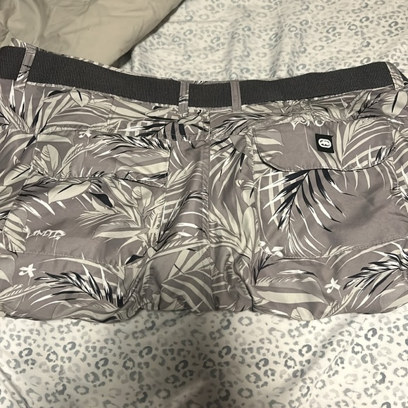 Gray Tropical Print Ecko Unlimited Cargo Shorts - 40 - Picture 5 of 6